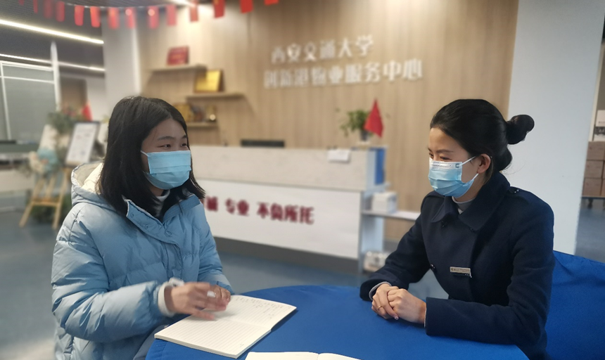 新正大客服服务部史瑶瑶(右一)接受采访 新正大客服服务部史瑶瑶(右一)接受采访