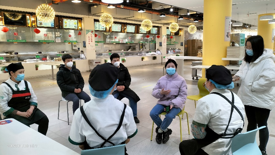 采访团队正在对朗清苑食堂相关工作人员进行面对面采访 采访团队正在对朗清苑食堂相关工作人员进行面对面采访